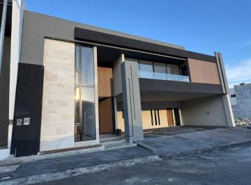Casa · 465m² · 4 Recámaras · 3 Estacionamientos · Casa en Venta