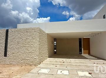 Casa · 247m² · 3 Recámaras · 2 Estacionamientos · Casa de Una Planta con Piscina y 3 Recámaras en Parque Natura