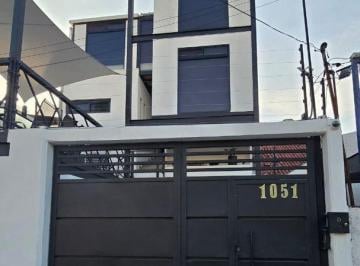 Edificio · 327m² · 2 Estacionamientos · Edificio en Venta en Constituyentes, Querétaro