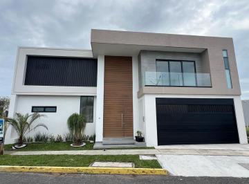 Casa · 350m² · 4 Recámaras · 2 Estacionamientos · Casa en Venta en Fracc Playas del Conchal