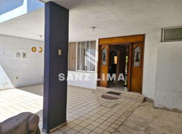 Casa de 4 habitaciones, Celaya · Centro: Amplia Casa (Frente Al Colegio México) 4 Recamaras, Cochera Techada.