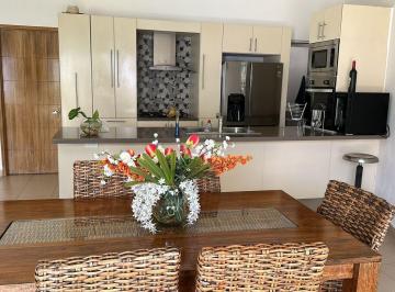 Casa de 4 habitaciones, Xochitepec · Casa con 4 Recámaras y 388 m² Superficie de Terreno en Venta en Club de Golf Santa Fe