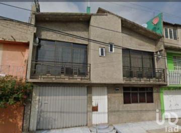Casa · 250m² · 5 Recámaras · 2 Estacionamientos · Se Vende Espaciosa Casa en Iztpalapa