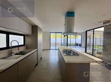 Casa · 352m² · 4 Recámaras · 2 Estacionamientos · Casa en Fraccionamiento Vía Cumbres
