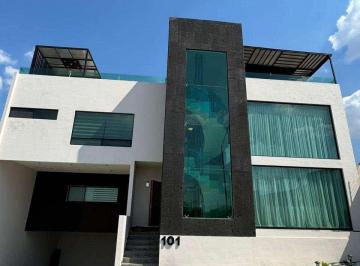Casa · 561m² · 3 Recámaras · 4 Estacionamientos · Venta de Casa Hermosa! Elegante y Única. Ubicada Dominio Cumbres