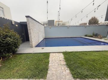 Casa · 196m² · 4 Recámaras · Venta de Casa en Cumbres