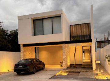 Casa de 4 habitaciones, Mérida · Exclusiva Casa de 4 Recámaras y Piscina, en Privada con Amenidades.