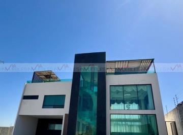 Casa · 561m² · 3 Recámaras · 4 Estacionamientos · Casa en Venta en Santoral