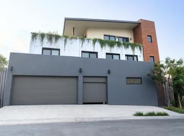 Casa · 380m² · 4 Recámaras · 3 Estacionamientos - Realty World Forte · Residencia en Prados de La Sierra, San Pedro Garza García. Remodelada, en Ubicación Privilegiada.