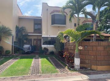Casa · 244m² · 3 Recámaras · 2 Estacionamientos · Casa en Privada en Delicias