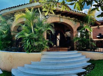 Casa · 380m² · 4 Recámaras · 4 Estacionamientos · Casa en Fraccionamiento en Hacienda Tetela Cuernavaca - Crb - 1244 - Fr
