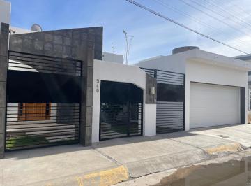 Casa de 4 habitaciones, Juárez · Casa en Venta Calzada del Rio y J Bermudez Patio 4 Recámaras Cd Juárez Chih
