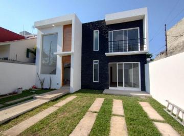 Casa · 250m² · 3 Recámaras · 3 Estacionamientos · Venta de Casa Nueva con Alberca, Las Fincas, Jiutepec.
