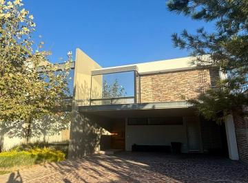 Casa de 4 habitaciones, León · Espectacular Casa en Venta en El Bosque Club de Golf