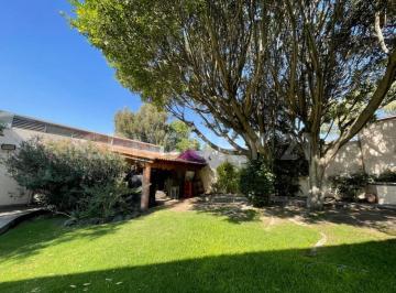 Casa · 620m² · 4 Recámaras · 3 Estacionamientos · Casa en Venta - en Esquina - Belisario Dominguez y La Paz