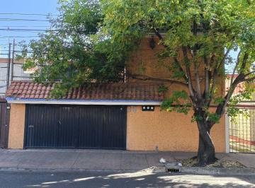 Casa · 2 Estacionamientos · Casa - Bosque de Echegaray