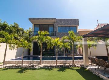 Casa · 450m² · 4 Recámaras · 1 Estacionamiento · House in Puerto Aventuras