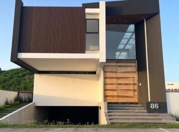 Casa · 358m² · 3 Recámaras · 2 Estacionamientos · Casa en Venta Lista Para Habitar.
