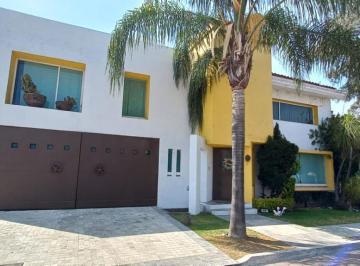Casa · 496m² · 3 Recámaras · 2 Estacionamientos · Casa en Venta