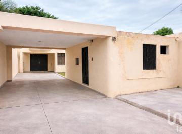 Casa · 573m² · 4 Recámaras · 2 Estacionamientos · Casa en Venta Para Remodelar en Centro de Mérida, Yucatán, Zona Santiago