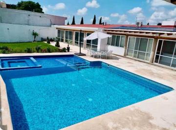 Casa · 350m² · 3 Recámaras · 3 Estacionamientos · Casa de un Nivel con Alberca Privada en Zona Norte de Cuernavaca
