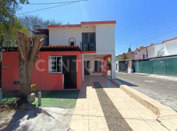 Casa en condominio · 127m² · 3 Recámaras · 2 Estacionamientos · Casa en Venta en El Fracc. Arboledas, Colima.