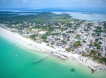 Terreno / Lote · 808m² · Terreno en Venta en Holbox con Uso de Suelo Comercial