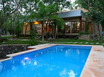 Casa · 984m² · 6 Recámaras · Casa del Bosque