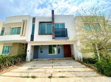 Casa · 230m² · 3 Recámaras · 2 Estacionamientos · Fracc. La Rioja 3 Habitaciones 3 Niveles