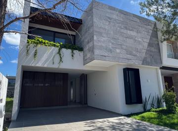 Casa · 360m² · 4 Recámaras · 4 Estacionamientos - Márquez bienes raíces · La Campiña Frente a Casa Club y Area Verde
