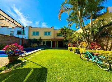 Casa de 3 habitaciones, Jiutepec · Casa en Venta con Alberca y Jardín Grande, Las Fincas, Jiutepec
