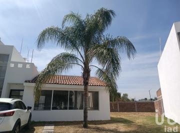 Casa · 132m² · 2 Recámaras · 2 Estacionamientos · Casa de 1 Planta en Venta en Santa María Residencial, Celaya Terreno Excedente por Praderas de La Hda