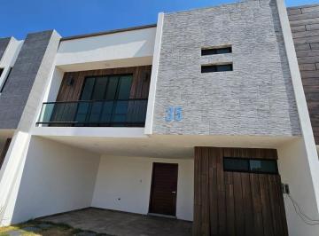 Casa · 202m² · 2 Estacionamientos · Casa en Venta en Altana Residencial