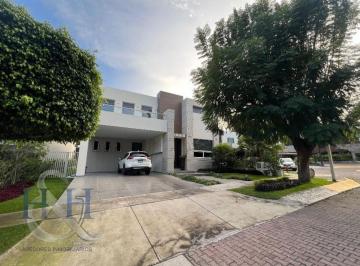 Casa en condominio de 3 habitaciones, Zapopan · Casa en Venta en Condominio Azaleas en Bugambilias