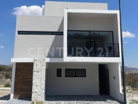 Casa en venta con estudio ó recámara en planta baja en Haras Ciudad…