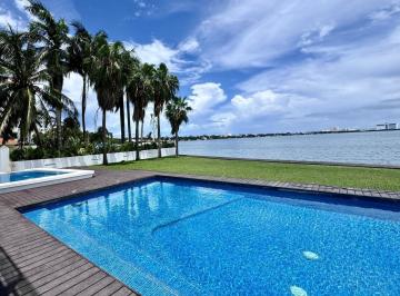 Casa · 990m² · 5 Recámaras · 4 Estacionamientos · Casa en Venta Zona Hotelera Frente Laguna