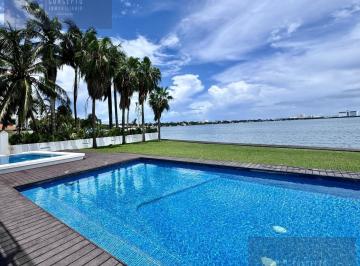 Casa · 990m² · 5 Recámaras · 4 Estacionamientos · Casa en Venta Zona Hotelera Frente Laguna