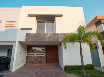 e4c905aceadc79e7ae1e1c2e78386f9028d51f8a1599dc41e2bcdab9fa08fd1d · Casa en Venta en Solares Coto 8