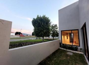 Casa en condominio · 160m² · 3 Recámaras · 2 Estacionamientos · Se Vende Casa con Amplio Jardin en Atlixco Puebla, Finca Las Memorias
