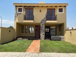 Casa en condominio · 210m² · 3 Recámaras · 2 Estacionamientos · Se Vende Casa Estilo Toscana y Jardin en Atlixco Puebla, Finca Las Memorias