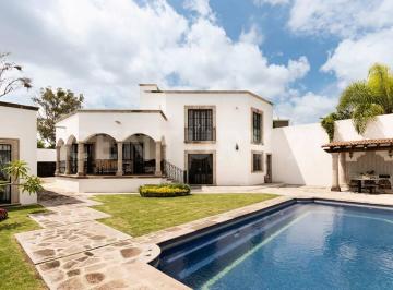 Casa · 700m² · 3 Recámaras · 4 Estacionamientos · Casa de Lujo en Jurica, Querétaro, con Diseño Colonial y Amenidades Exclusivas