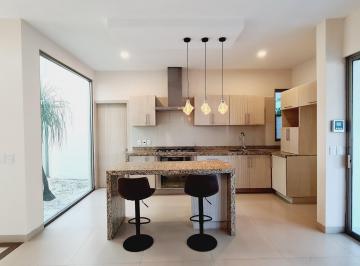 Casa de 3 habitaciones, Medellín · En Venta Casa de 3 Recámaras con Alberca en Palmas de Medellín