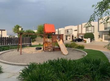 Casa en condominio de 4 habitaciones, Querétaro · Casa en Renta o Venta en Provenza Cumbres del Lago Juriquilla