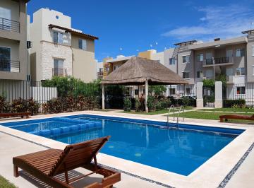 Alberca con camastros · Departamento en Venta en Playa del Carmen | 3 Recámaras en Jardines de Mayakoba