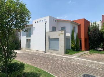 Casa en condominio · 242m² · 4 Recámaras · 3 Estacionamientos · Venta de Casa en Calimaya, Villas del Campo