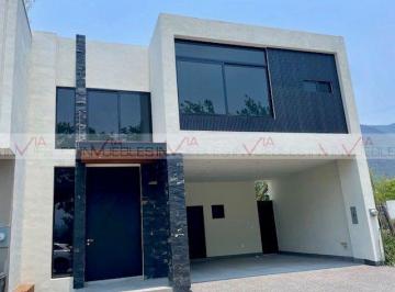 Casa · 260m² · 4 Recámaras · 2 Estacionamientos · Casa en Venta en Monterrey
