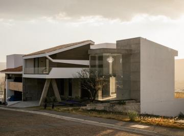 Casa · 411m² · 3 Recámaras · 2 Estacionamientos · Lomas de Angelopolis, Perfección, Comodidad y Amplitud con Diseño Moderno, Puebla