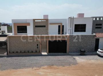 Casa · 350m² · 3 Recámaras · 3 Estacionamientos · Casa en Venta en Tequisquiapan, Querétaro