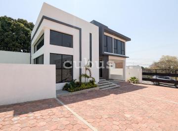 Fachada interior · Casa con Alberca en Venta en Fraccionamiento en Oaxtepec, Morelos