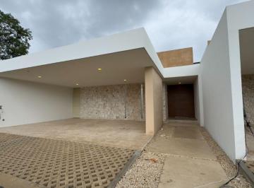 Casa de 4 habitaciones, Mérida · Casa con Recámara en Planta Baja, en Privada con Amenidades.